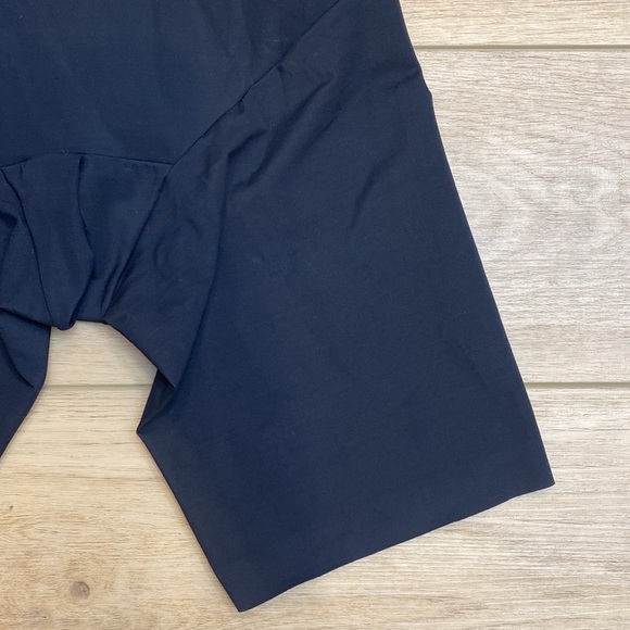 Leonisa | Undetectable Mid Thigh Body Shaper‎ | Firm Compression Shapewear - Picture 5 of 13